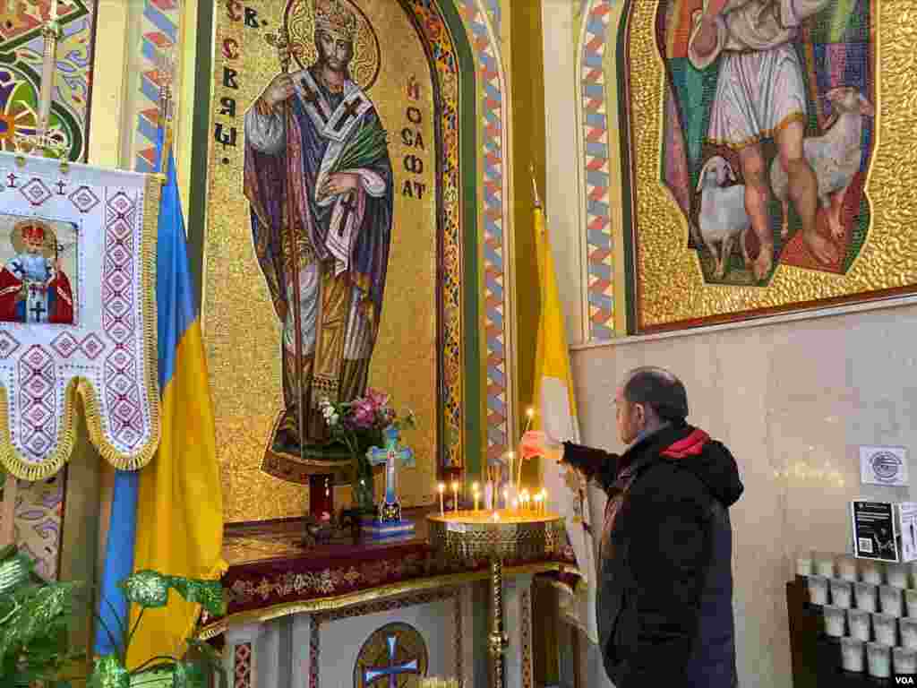 ជនជាតិអ៊ុយក្រែនមួយចំនួនក្នុងបូរីញូវយ៉ក សហរដ្ឋអាមេរិក នៅថ្ងៃសៅរ៍ ទី២៦ ខែកុម្ភៈ ឆ្នាំ ២០២២ នាំគ្នាទៅព្រះវិហារសាសនា St. George Ukrainian Catholic Church ដើម្បីបន់ស្រន់ឲ្យក្រុមគ្រួសាររបស់ពួកគេនៅប្រទេសអ៊ុយក្រែនមានសុវត្ថិភាព។ (ប៉ូច រាសី/វីអូអេ)