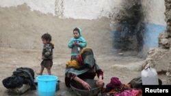 اندرون ملک بے دخل ہونے والی ایک افغان خاتون۔ 3 فروری، 2021ء (فائل فوٹو)