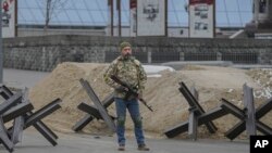 Фото: озброєна людина на Майдані, Київ, 1 березня 2022 року. (AP Photo/Вадиі Гірда) 