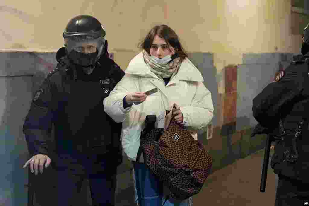 Un oficial de policía detiene a un manifestante que protestaba contra el ataque de Rusia a Ucrania, en Moscú, Rusia, el lunes 28 de febrero de 2022. [Foto AP]