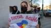 ''ہم جنگ کے خلاف ہیں'': روس کی جانب سے یوکرین پر جارحیت کے خلاف احتجاج میں شامل ایک لڑکی۔ 27 فروری، 2022ء