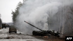 ယူကရိန်းတပ်ဖွဲ့ဝင်တွေရဲ့ တိုက်ခိုက်မှုကြောင့် မီးလောင်ပျက်စီးသွားတဲ့ ရုရှားတင့်ကားတစီး။ (ဖေဖော်ဝါရီ ၂၆၊ ၂၀၂၂)