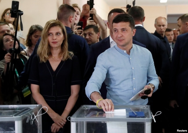 El presidente ucraniano Volodymyr Zelenskyy vota junto a su esposa Olena en las elecciones parlamentarias de Ucrania el 21 de julio de 2019.