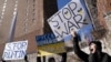 تظاهرات مخالفین تهاجم نظامی روسیه به اوکرین در مقابل سازمان ملل در نیویورک