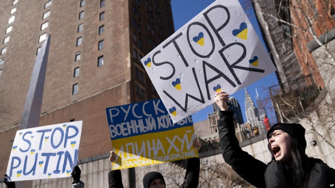 Protest protiv ruske invazije na Ukrajinu ispred sedišta Ujedinjenih nacija u Njujorku (Foto: (AP Photo/John Minchillo)