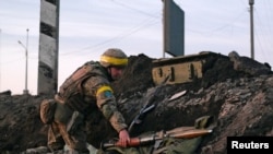 Một quân nhân Ukraine cầm súng phóng lựu phóng chống tăng phản lực tại các vị trí giao tranh bên ngoài thành phố Kharkiv, Ukraine, ngày 24 tháng 2 năm 2022.