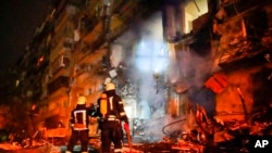 Một căn nhà bị trúng rocket tại Kyiv, Ukraine.