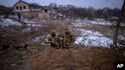 نظامیان اوکراینی در حومۀ شهر کیف