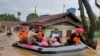 BPBD Kota Medan bersama tim gabungan mengevakuasi warga terdampak banjir di Kota Medan, Minggu (27/2). (Foto: BPBD Kota Medan)