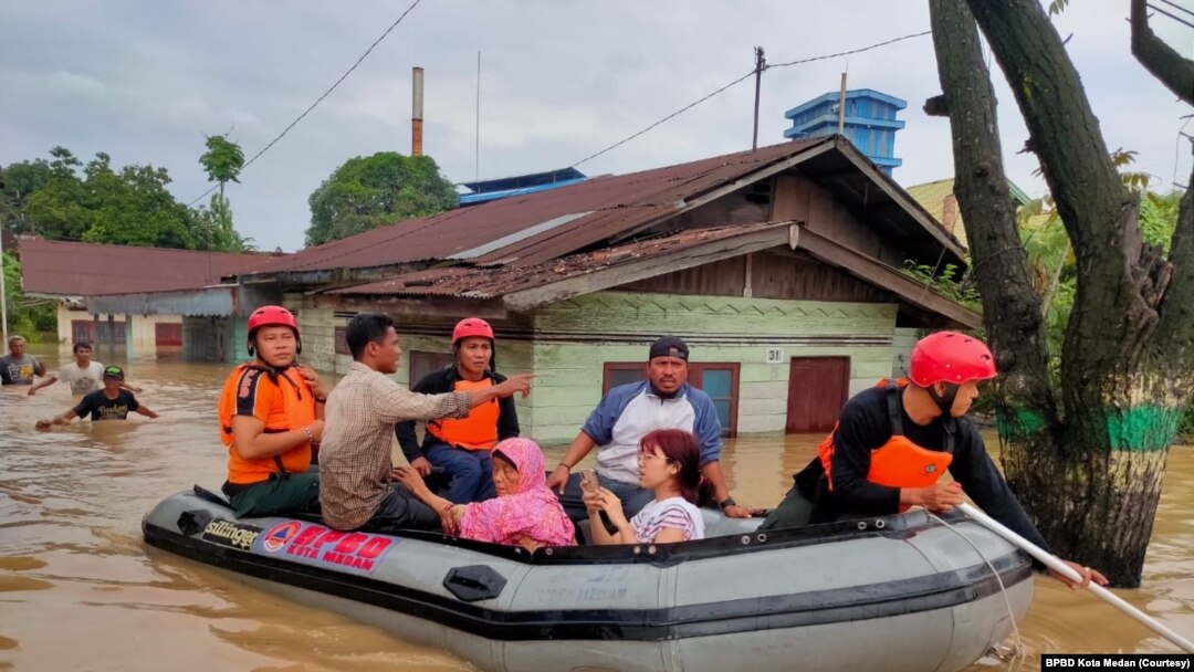 BPBD Kota Medan bersama tim gabungan mengevakuasi warga terdampak banjir di Kota Medan, Minggu (27/2). (Foto: BPBD Kota Medan)
