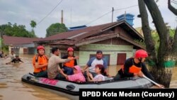 BPBD Kota Medan bersama tim gabungan mengevakuasi warga terdampak banjir di Kota Medan, Minggu (27/2). (Foto: BPBD Kota Medan)