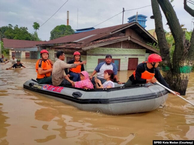 BPBD Kota Medan bersama tim gabungan mengevakuasi warga terdampak banjir di Kota Medan, Minggu (27/2). (Foto: BPBD Kota Medan)