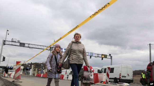 Một gia đình đến cửa khẩu ở Medyka, Ba Lan, Thứ Tư, ngày 2 tháng 3 năm 2022, sau khi chạy trốn khỏi Ukraine.
