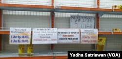 A shelf that usually contains packaged cooking oil at a supermarket in Solo, Central Java, looks empty, Saturday, February 26, 2022. (Photo: Yudha Satriawan/VOA)