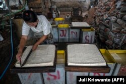 Pabrik tahu di Surabaya, Februari 2022, di tengah melonjaknya harga kedelai di dunia. (Foto: AFP/Juni Kriswanto)