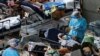 Pekerja medis mengenakan alat pelindung diri (APD) di ruang perawatan darurat pasien COVID-19, di luar rumah sakit di Hong Kong, 27 Februari 2022. (REUTERS/Tyrone Siu)