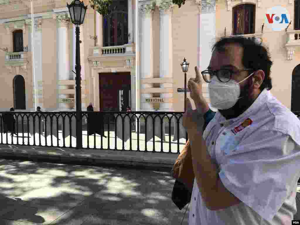 Leandro Rossi, guía y editor del proyecto Reencontrarte Caracas, ofrece detalles sobre la construcción del Palacio Municipal de Caracas, parte de la lista de Monumentos Históricos Nacionales. Febrero de 2022. Foto: Carolina Alcalde - VOA.