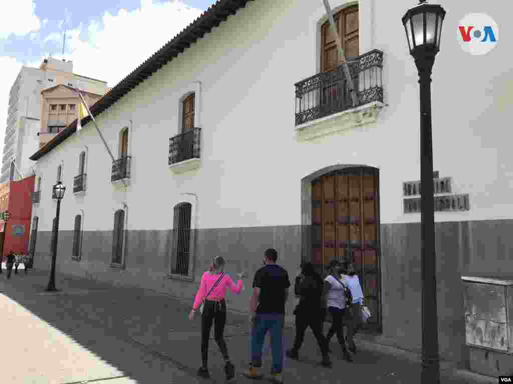 Fachada del Palacio Arzobispal de Caracas, construido en 1637. Se ubica frente a la Plaza Bolívar y es un Monumento Histórico Nacional. Febrero de 2022. Foto: Carolina Alcalde - VOA.&nbsp;