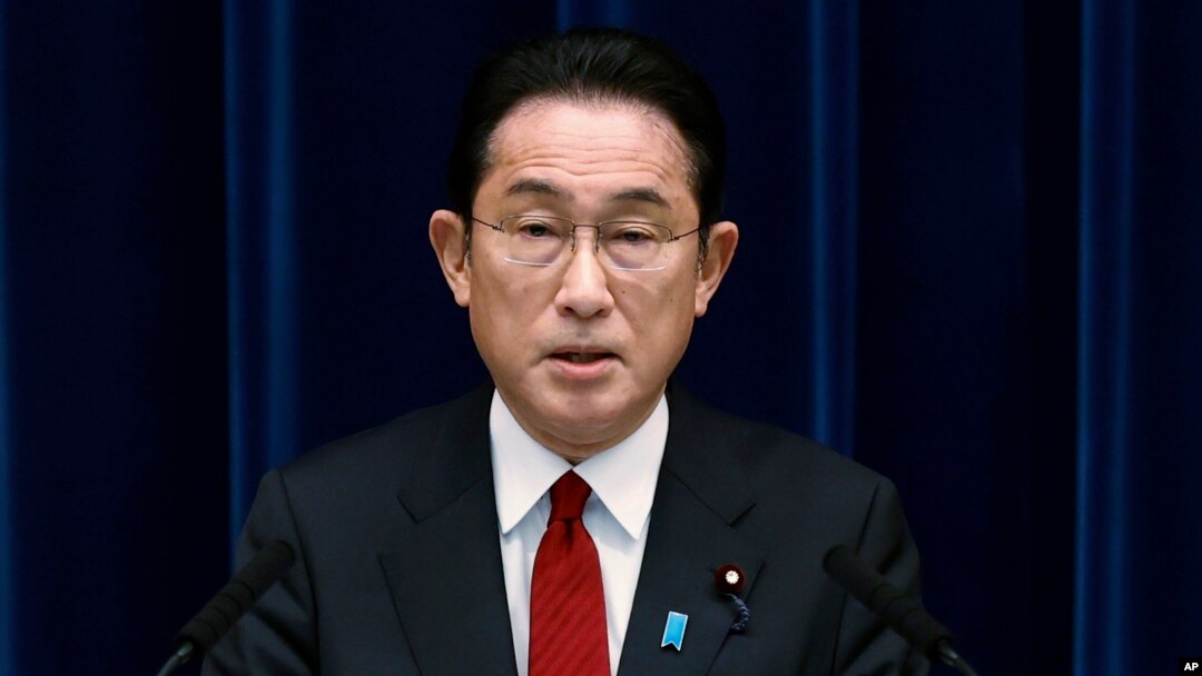 Premye Minis Japone a, Fumio Kishida pran la pawol pandan yon konferans pou lapres nan rezidans ofisyel li nan Tokyo, 25 Fevriye 2022. 