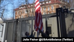 Спеціальна представниця США у Білорусі Джулі Фішер повідомила у Twitter про зупинку роботи посольства США у Білорусі. Фото: Twitter @USAmbBelarus