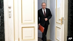 El presidente ruso, Vladimir Putin, ingresa a un salón para presidir una reunión del Consejo de Seguridad en Moscú, Rusia, el viernes 25 de febrero de 2022. 