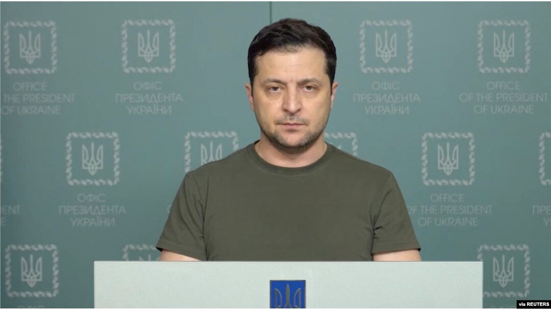 Presiden Ukraina Volodymyr Zelenskiy membuat pernyataan di Kyiv, Ukraina, 27 Februari 2022. (Foto: via Reuters)