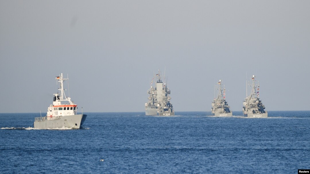 Arhiva - Brodovi nemačke mornarice naptštaju luku kako bi se pridružili kontingentu NATO u Baltičkom moru, u Kilu, Nemačka, 28. februara 2022.