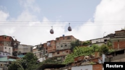 Personas viajan en una cabina de Metrocable sobre el barrio de San Agustín en Caracas, el 12 de septiembre de 2016. 