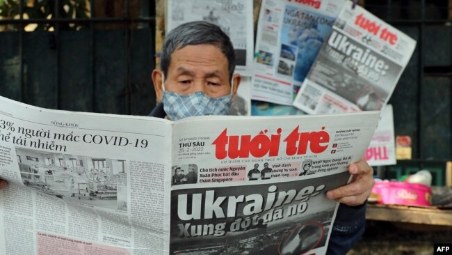 Một người đàn ông đọc báo Tuổi Trẻ với bản tin xung đột ở Ukraine trên trang nhất hôm 25/2 tại một cửa hảng ở Hà Nội. Chính quyền Hà Nội chưa đưa ra quan điểm sau khi Nga phát động cuộc tấn công vào lãnh thổ Ukraine hôm 24/2.