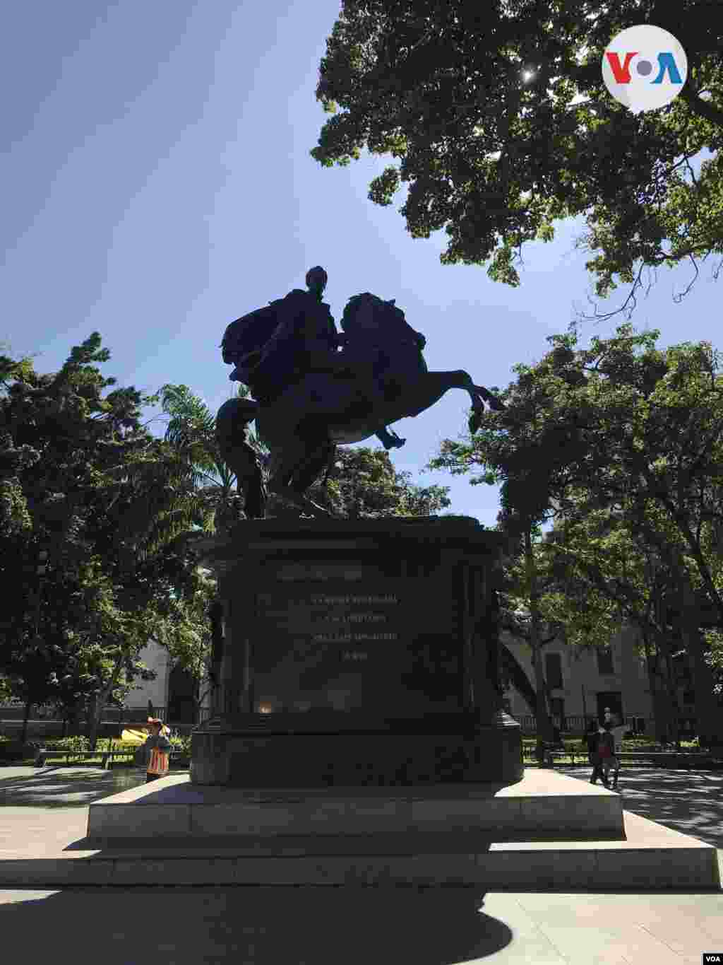 Estatua ecuestre de Simón Bolívar en la Plaza Bolívar de Caracas, inaugurada en 1874. Febrero de 2022. Foto: Carolina Alcalde - VOA.&nbsp;