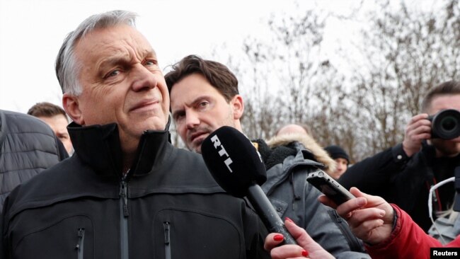 El primer ministro húngaro, Viktor Orban, conversa con los periodistas en la frontera con Ucrania, en Beregsurany, Hungría, el 26 de febrero de 2022.