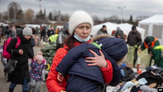 28 Şubat 2022 - Rusya'nın işgal ettiği Ukrayna'dan ayrılan birçok kişi Polonya'ya giriş yapma çabasıyla Medika sınır kapısında.