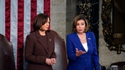 Lide La Chanm de Reprezantan Nancy Pelosi pale ak Vis Prezidan Kamala Harris anvan Prezidan Joe Biden rive pou pwononse diskou State of the Union nan.