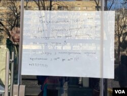 Bar BQ restaurant has plastered its window-front offering free meals to evacuees. (Jamie Dettmer/VOA)
