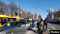 Полиция проверяет подозрительный автомобиль на дороге в Киеве. 28 февраля 2022 г.