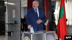 Presiden Belarus Alexander Lukashenko memasukkan suara dalam referendum nasional di ibu kota Minsk, hari Minggu (27/2). 