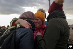 Người tị nạn Ukraine khóc khi đoàn tụ người thân tại cửa khẩu Medyka, Ba Lan, ngày 26 tháng 2 năm 2022.