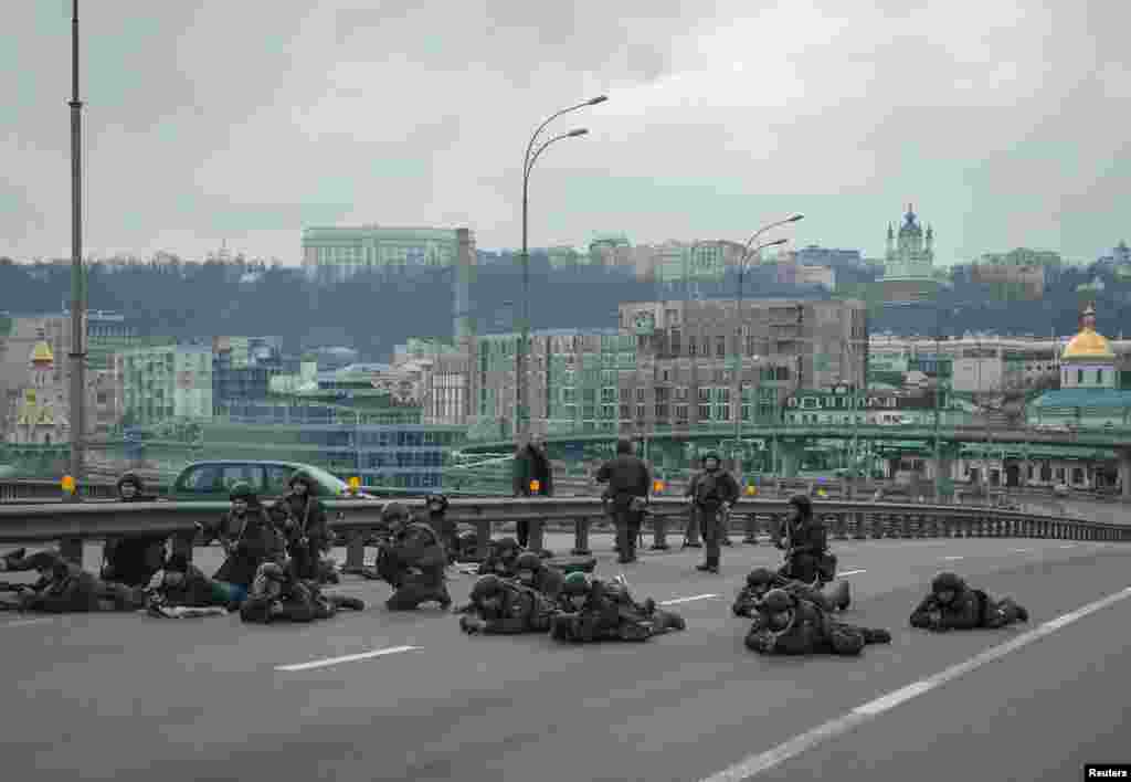 Servicemen of the Ukrainian National Guard take positions in central Kyiv, during a massive military operation launched by Russia against Ukraine.