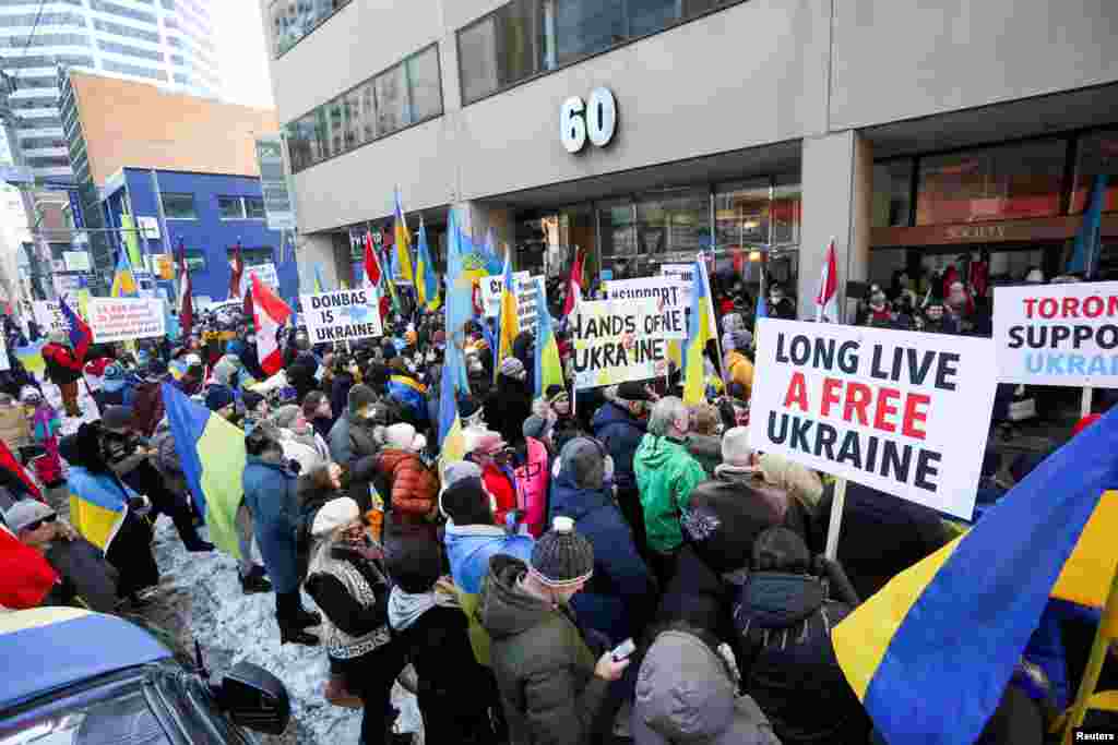 Watu walokusanyika nje ya Ubalozi mdogo wa Rashia mjini Torornto&nbsp; Canada katika kupinga uvamizi wa Rashia nchini Ukraine.&nbsp;