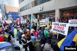تظاهرات ضدجنگ در مقابل کنسولگری روسیه در تورنتو، کانادا
