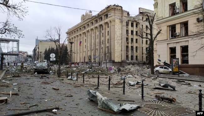 Markas pemerintahan Kharkiv yang rusak terkena tembakan di Kharkiv, Ukraina, pada 1 Maret 2022. (Foto: AFP)