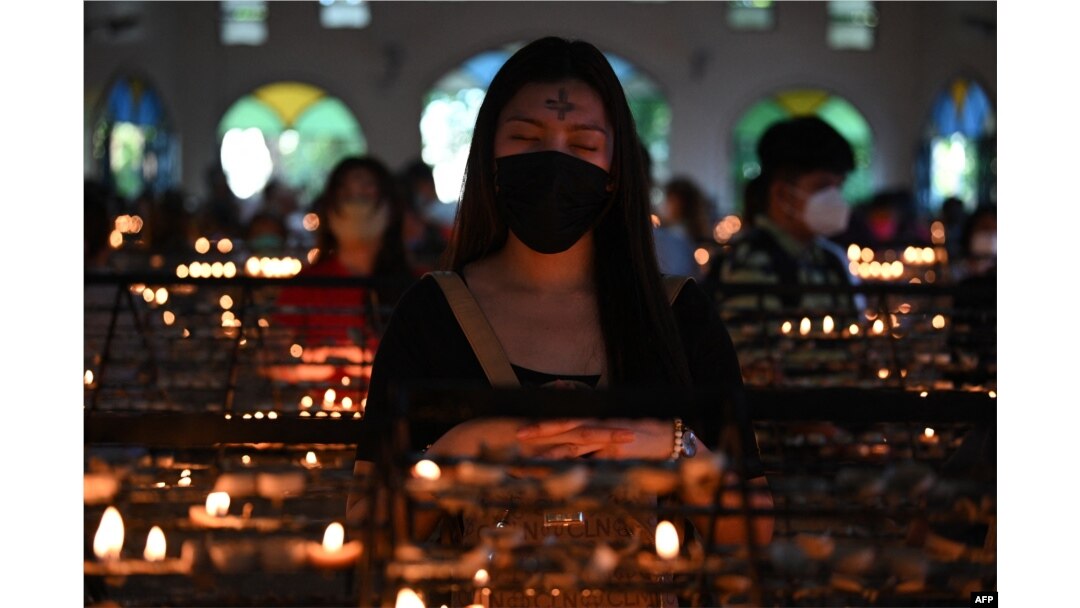 Umat Katolik berdoa di dalam kapel pada perayaan Rabu Abu di Manila, 2 Maret 2022. (Ted ALJIBE / AFP)
