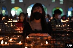 Umat Katolik berdoa di dalam kapel pada perayaan Rabu Abu di Manila, 2 Maret 2022. (Ted ALJIBE / AFP)