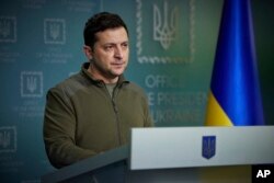 Presiden Ukraina Volodymyr Zelenskyy menyampaikan pidatonya di Kyiv, Ukraina, Jumat, 25 Februari 2022. (Foto: via AP)