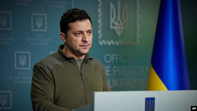 En esta foto proporcionada por la Oficina de Prensa Presidencial de Ucrania, el presidente ucraniano Volodymyr Zelenskyy pronuncia su discurso dirigiéndose a la nación en Kiev, Ucrania, el viernes 25 de febrero de 2022.