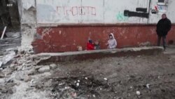 Ուկրաինայի Լուգանսկի շրջանի Սեւերոդոնեցկ քաղաքի բնակիչները պատսպարվում են իրենց նկուղներում