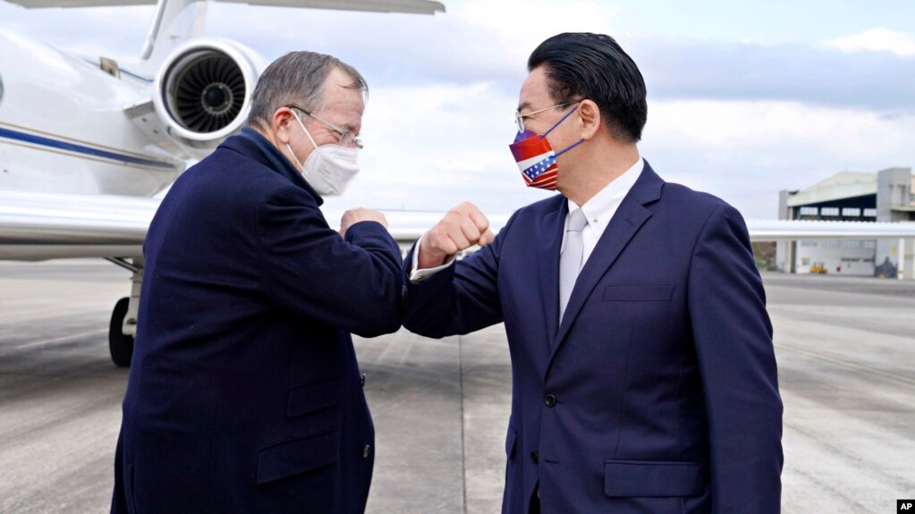 In this photo released by Taiwan's Ministry of Foreign Affairs, Taiwan's Foreign Minister Joseph Wu, right, greets former Chairman of the Joint Chiefs Adm. Mike Mullen. (Taiwan Ministry of Foreign Affairs via AP)