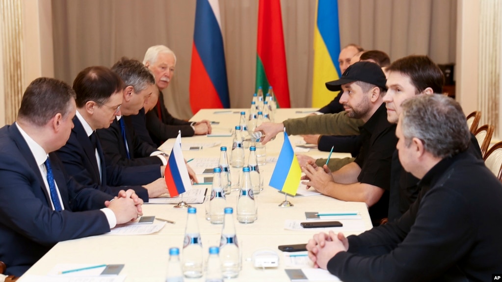 Vladimir Medinsky, jefe de la delegación rusa, segundo a la izquierda, y Davyd Arakhamia, líder de la facción del partido Servidor del Pueblo en el Parlamento de Ucrania, tercero a la derecha, asisten a las conversaciones de paz en Gomel, Bielorrusia, el lunes 28 de febrero 2022.