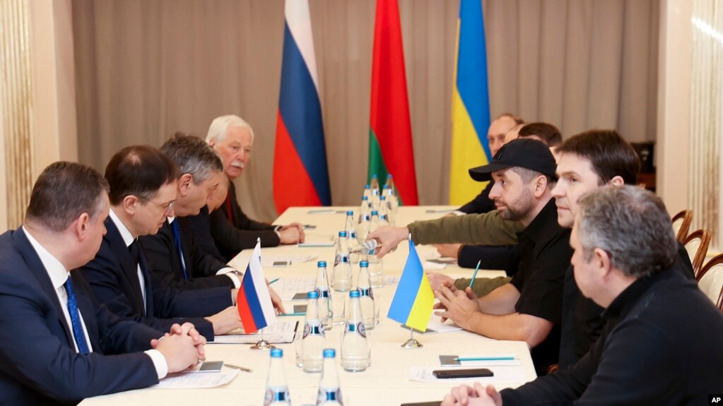 Quan chức hai nước tham dự cuộc đàm phán ở vùng Gomel, Belarus, hôm 28/2.