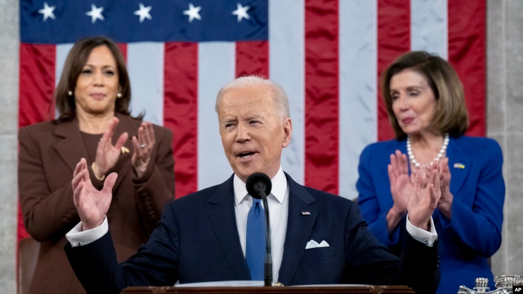 조 바이든(가운데) 미국 대통령이 1일 상ㆍ하원 합동회의에서 진행한 첫 국정연설 도중 카멀라 해리스(왼쪽) 부통령과 낸시 펠로시 하원의장이 기립박수하고 있다.